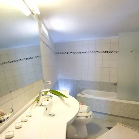 Adriatica アパートホテル ニキアナ